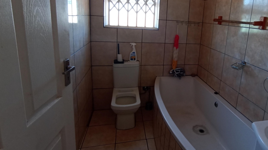 3 Bedroom Property for Sale in Louwville Western Cape